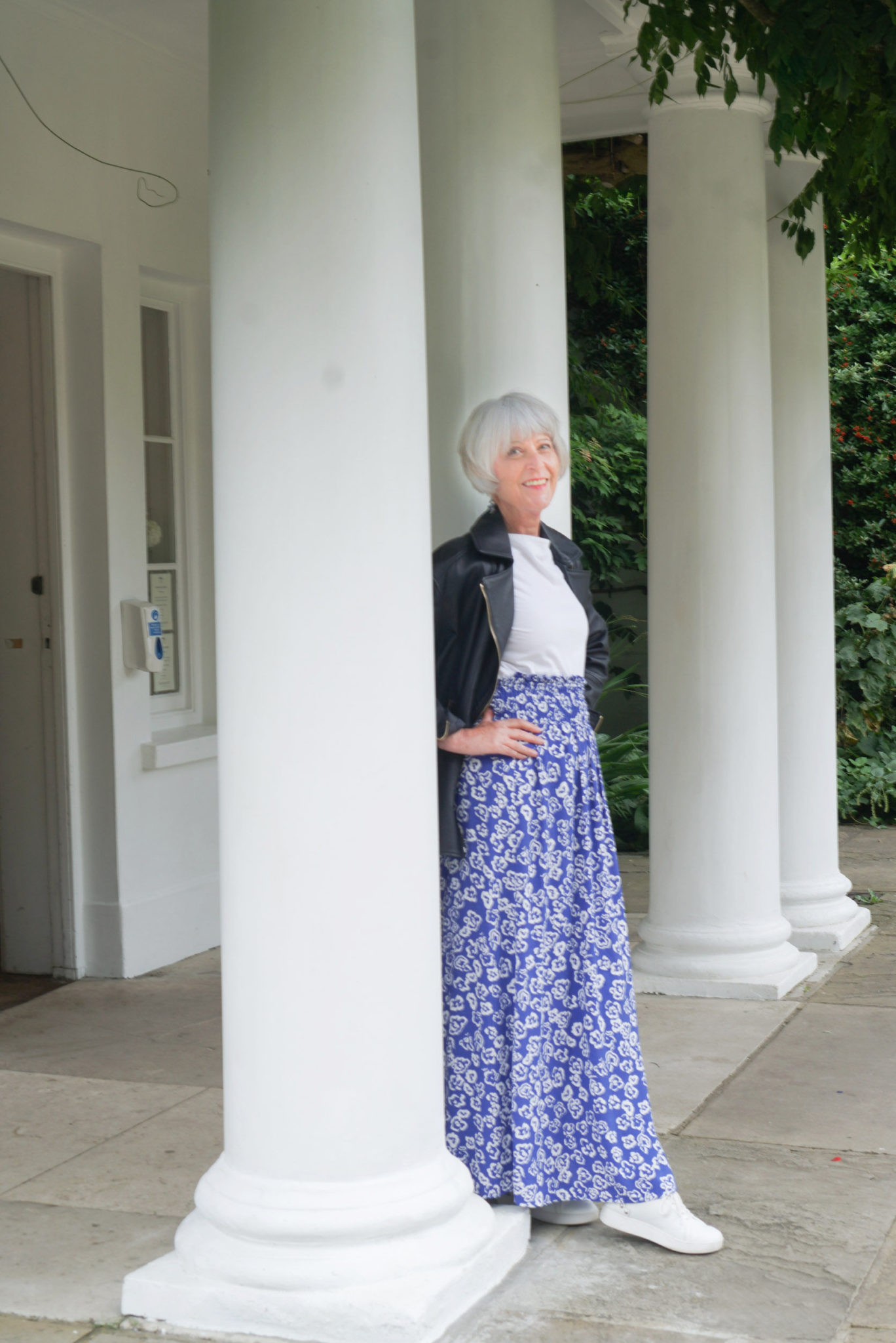 How to adapt a print maxi skirt - Chic at any age